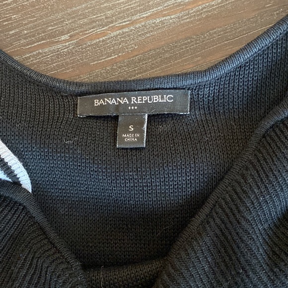 Ladies Banana Republic, black and white, cold shoulder knitted blouse. - Picture 3 of 9
